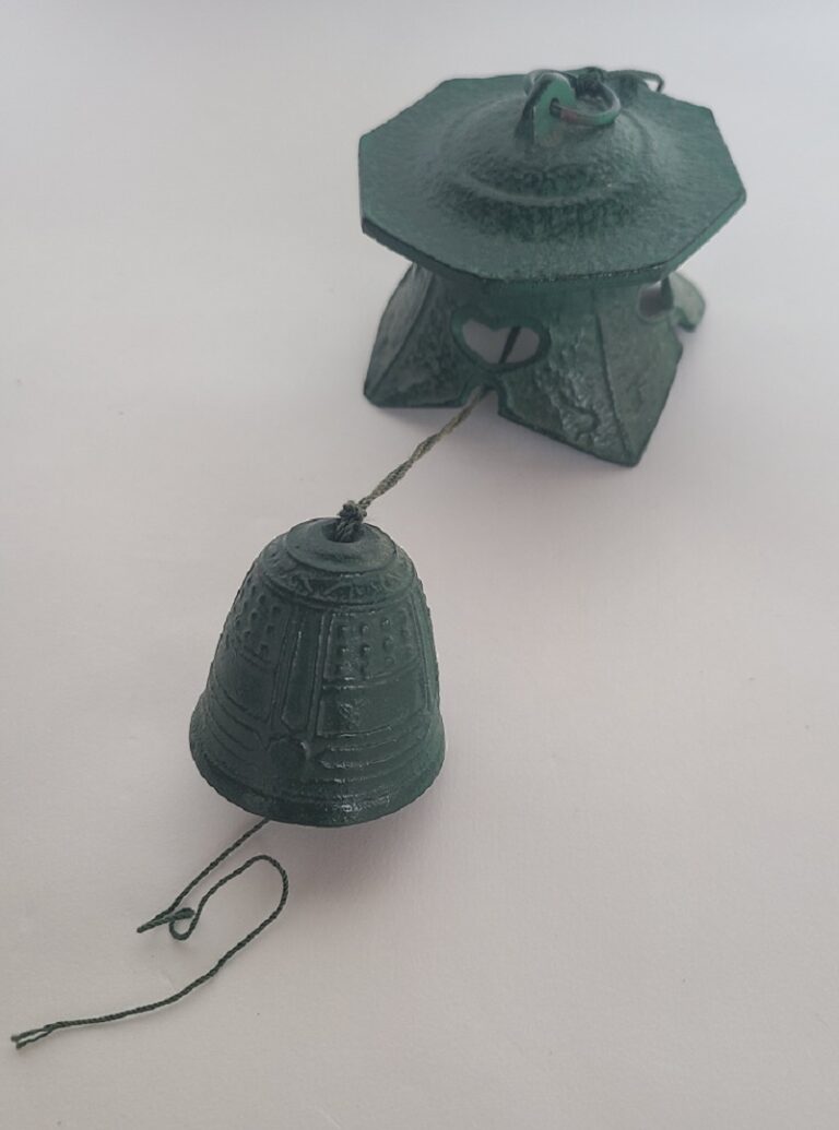 Vintage Japanese Cast Iron Wind Chime LUXE et VENTE